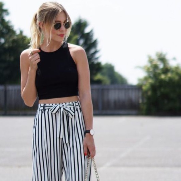 LF Emma & Sam black basic crop top - Picture 2 of 6